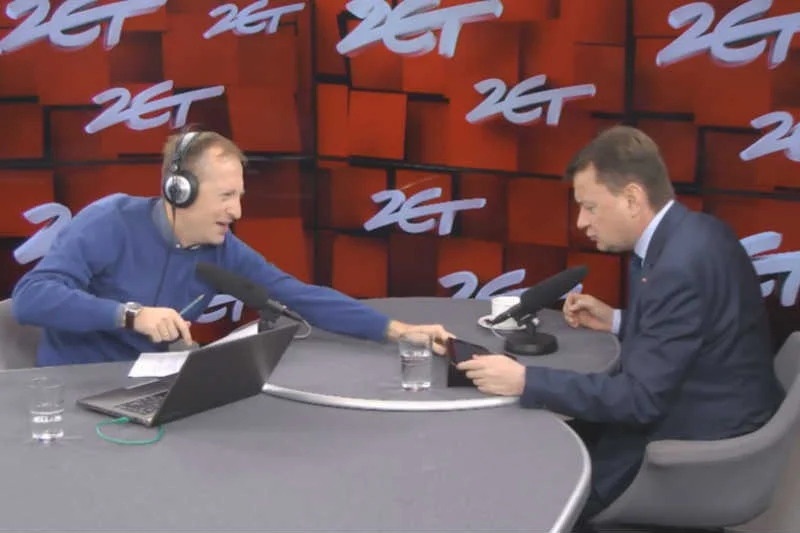 Konrad Piasecki zabrał ministrowi Mariuszowi Błaszczakowi tablet.