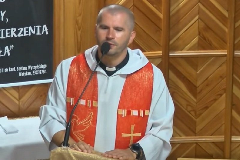 Ojciec Daniel Galus zachęcał, by wierni zdjęli maseczki i odkażali się wodą święconą.