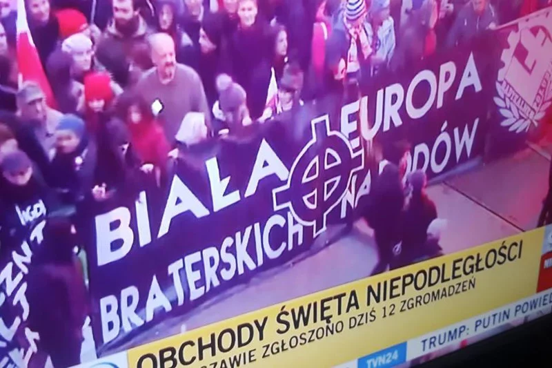 Taki transparent można było zobaczyć podczas Marszu Niepodległości. W internecie wybuchła właśnie dyskusja o symbolice krzyża celtyckiego.