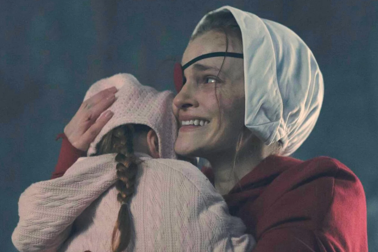 Madeline Brewer jako Janine w serialu "Opowieść podręcznej"