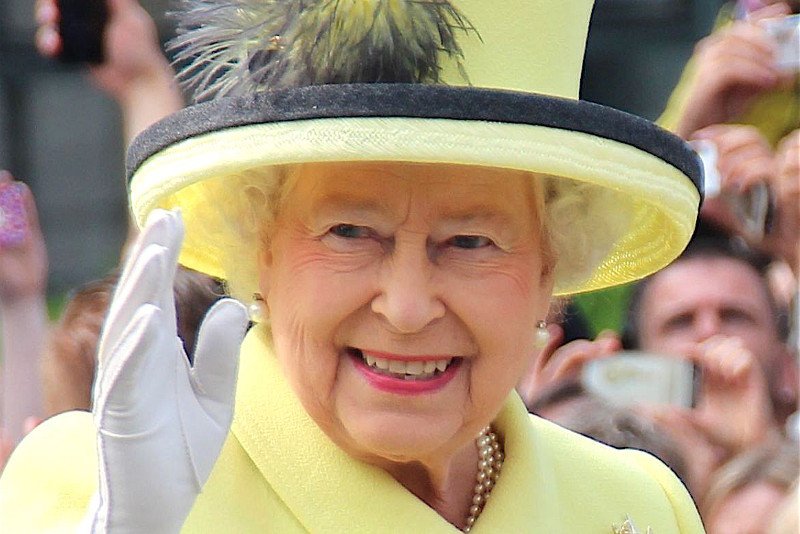 Królowa Elżbieta II ma prawo zabić prezydenta Trumpa? Internauci są poruszeni pogłoską.