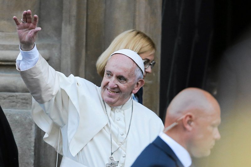 Gesty papieża Franciszka świadczą o jego pontyfikacie. Z samolotu przesiadł się do zwykłego golfa. A wkrótce auto zostanie wystawione na aukcje. Pieniądze z akcji przeznaczone są na zakup specjalnych karetek, które trafią do Syrii.
