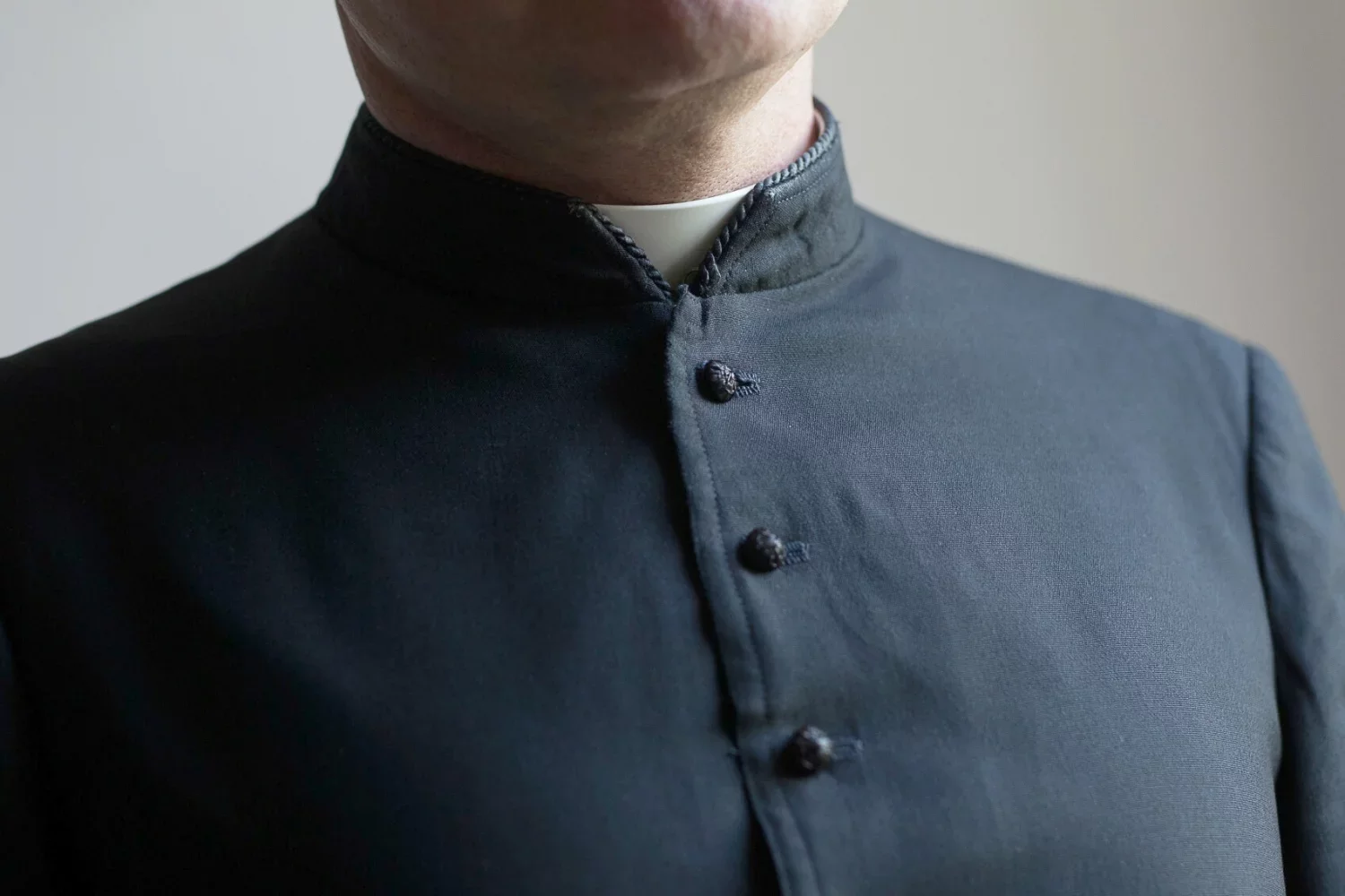 Kuria reaguje na doniesienia o zachowaniu księdza-podglądacza.