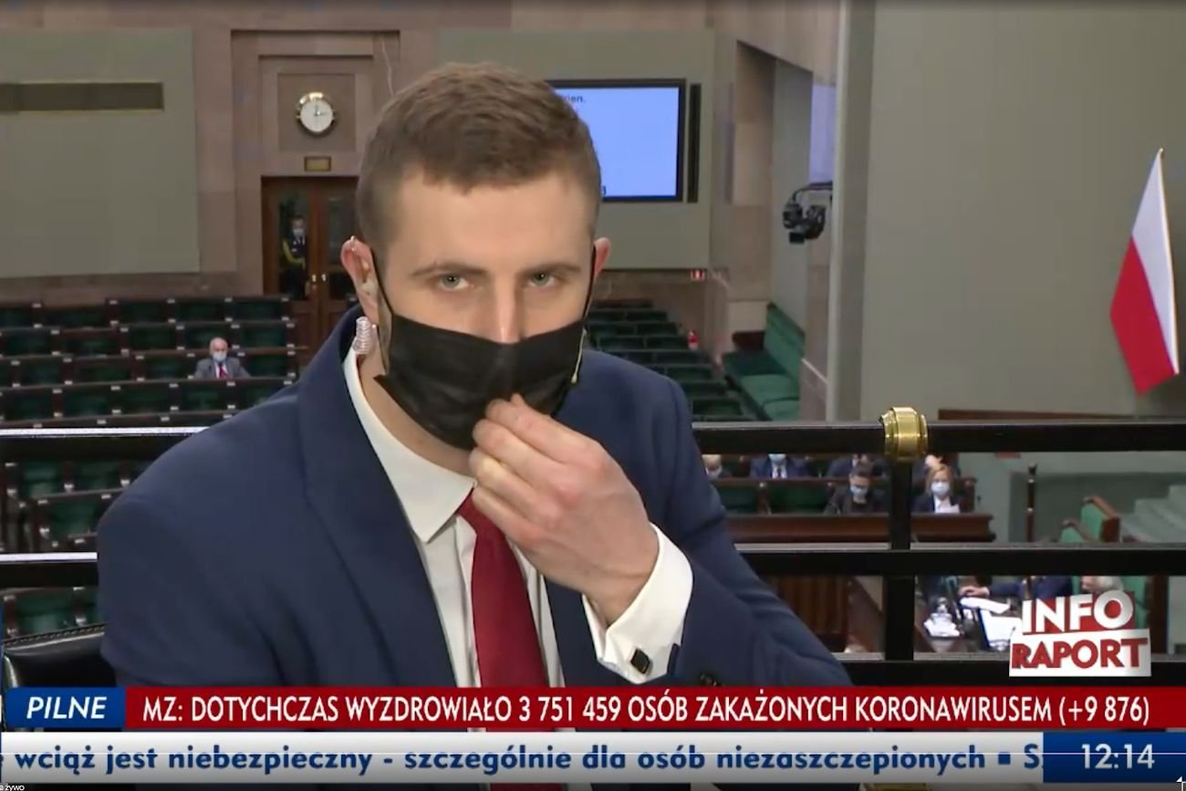 Miłosz Kłeczek w TVP Info drwił z "oświadczenia" Sienkiewicza, w którym to poseł miał tłumaczyć, że podczas obrad był po trzeciej dawce szczepionki przeciw COVID-19 .