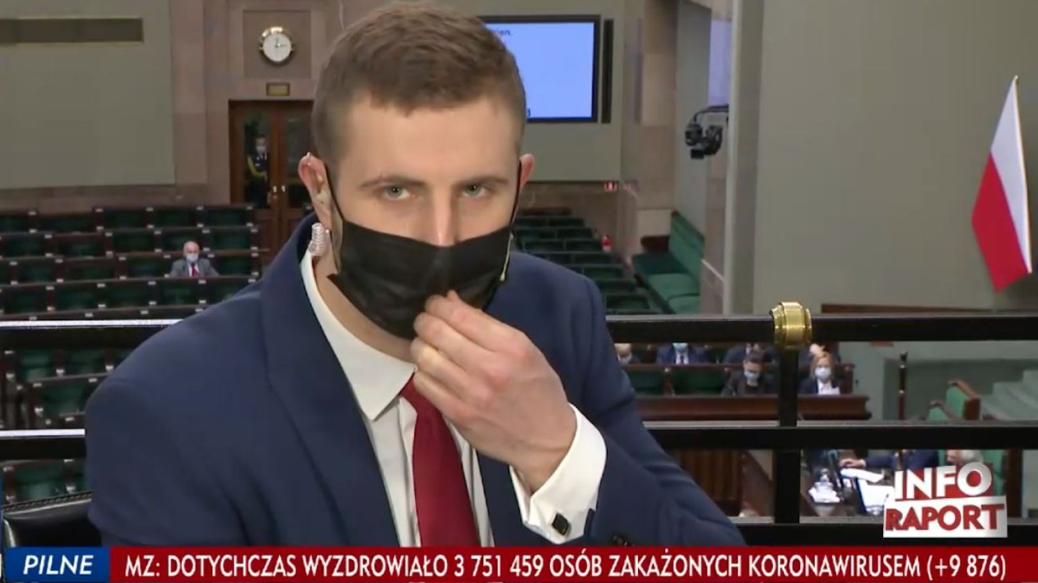 Miłosz Kłeczek w TVP Info drwił z "oświadczenia" Sienkiewicza, w którym to poseł miał tłumaczyć, że podczas obrad był po trzeciej dawce szczepionki przeciw COVID-19 .