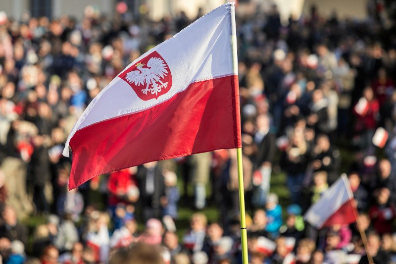 Czerwień na polskiej fladze ma mieć oficjalny odcień.