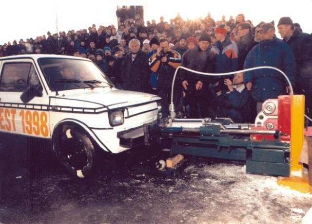 Zdjęcie z prezentacji Zderzaka Łągiewki na stadionie miejskim w Kowarach w 1998 roku