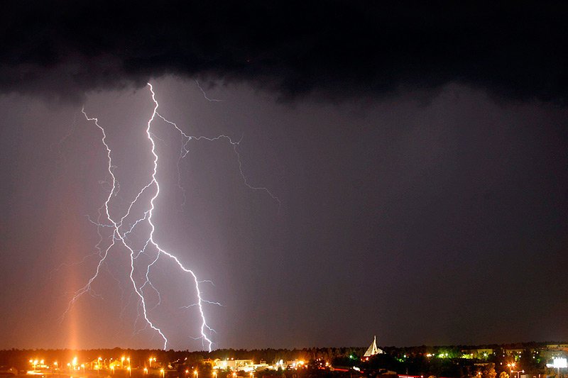 Dzisiejsza noc również może być w Polsce niespokojna. Niebezpieczne zjawiska pogodowa przesuwają się do inne regiony kraju.