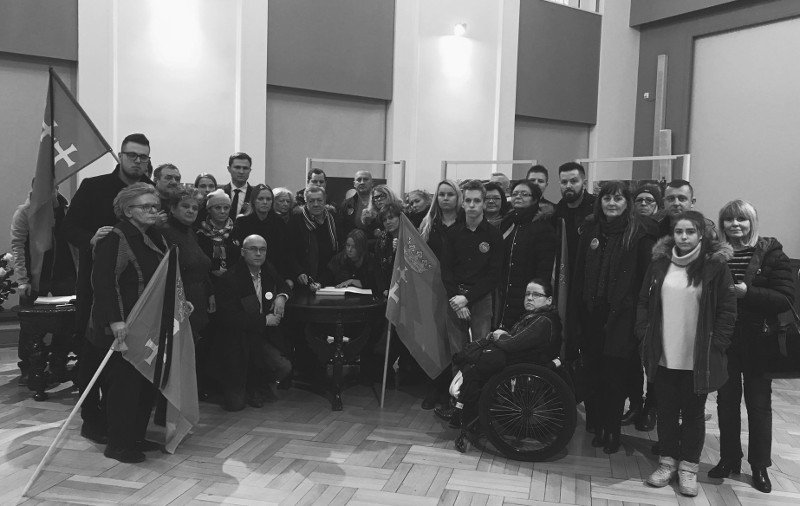 Członkowie stowarzyszenia "Wszystko dla Gdańska" (w środku szefowa klubu WdG - Beata Dunajewska)