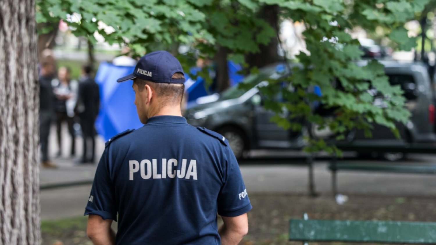 Policjant stojący przy miejscu zbrodni