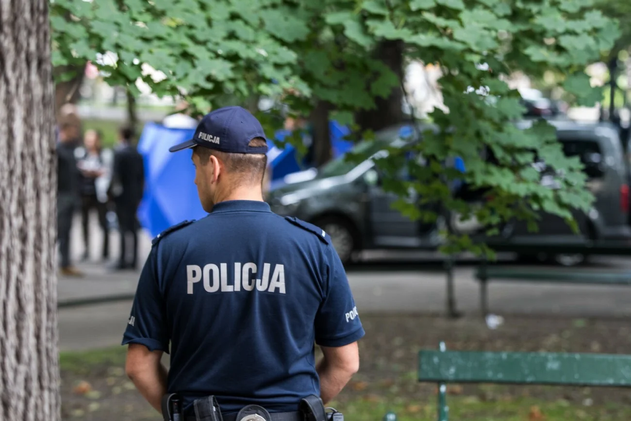 Policjant stojący przy miejscu zbrodni