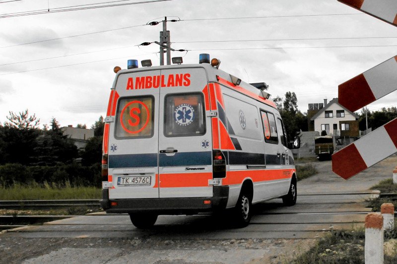 W zderzeniu pociągu z karetką zginęły dwie osoby.