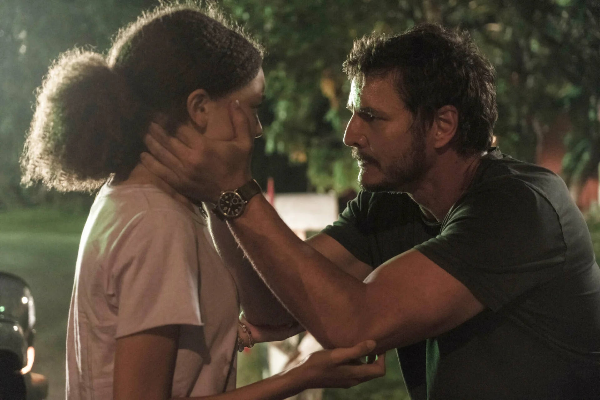 Pedro Pascal jako Joel i Nico Parker jako Sarah w serialu "The Last of Us".