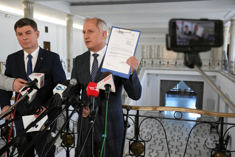 Wniosek o wotum nieufności ogłosili rzecznik PO Jan Grabiec i przewodniczący klubu PO Sławomir Neumann.