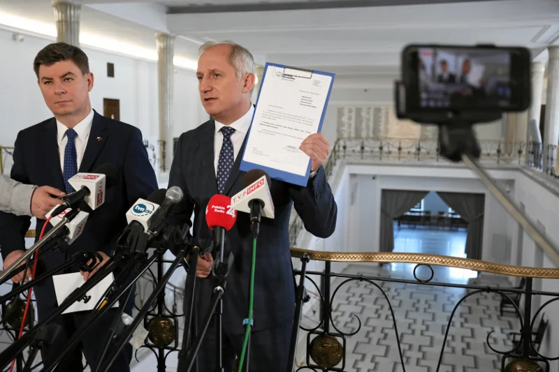Wniosek o wotum nieufności ogłosili rzecznik PO Jan Grabiec i przewodniczący klubu PO Sławomir Neumann.