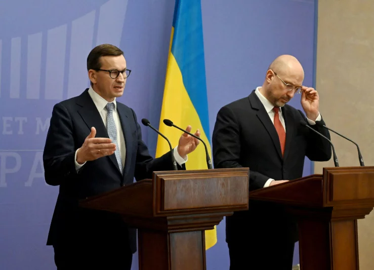 Premier Mateusz Morawiecki oraz premier Ukrainy Denys Shmyhal podczas konferencji prasowej po spotkaniu w Kijowie 1 lutego 2022 r.