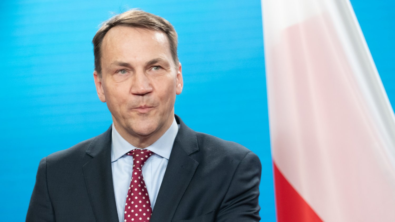 Wytknęli Sikorskiemu gafę z lotniskiem w Jasionce. gwałtownie tłumaczy się z rady dla Nawrockiego