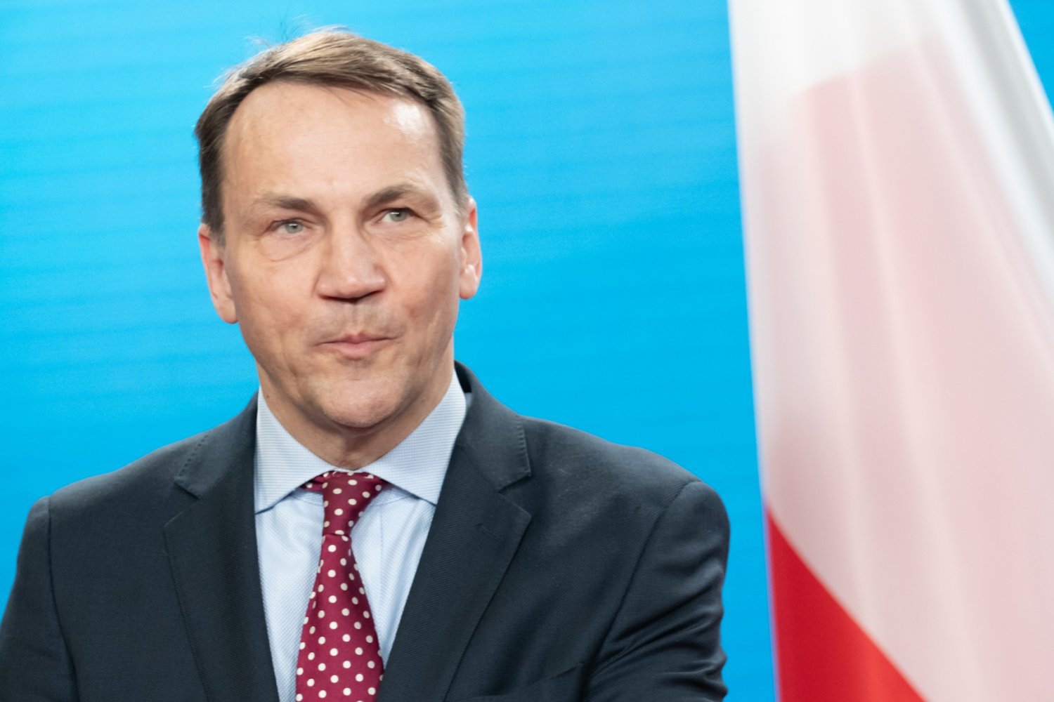 Wytknęli Sikorskiemu gafę z lotniskiem w Jasionce. Szybko tłumaczy się z rady dla Nawrockiego