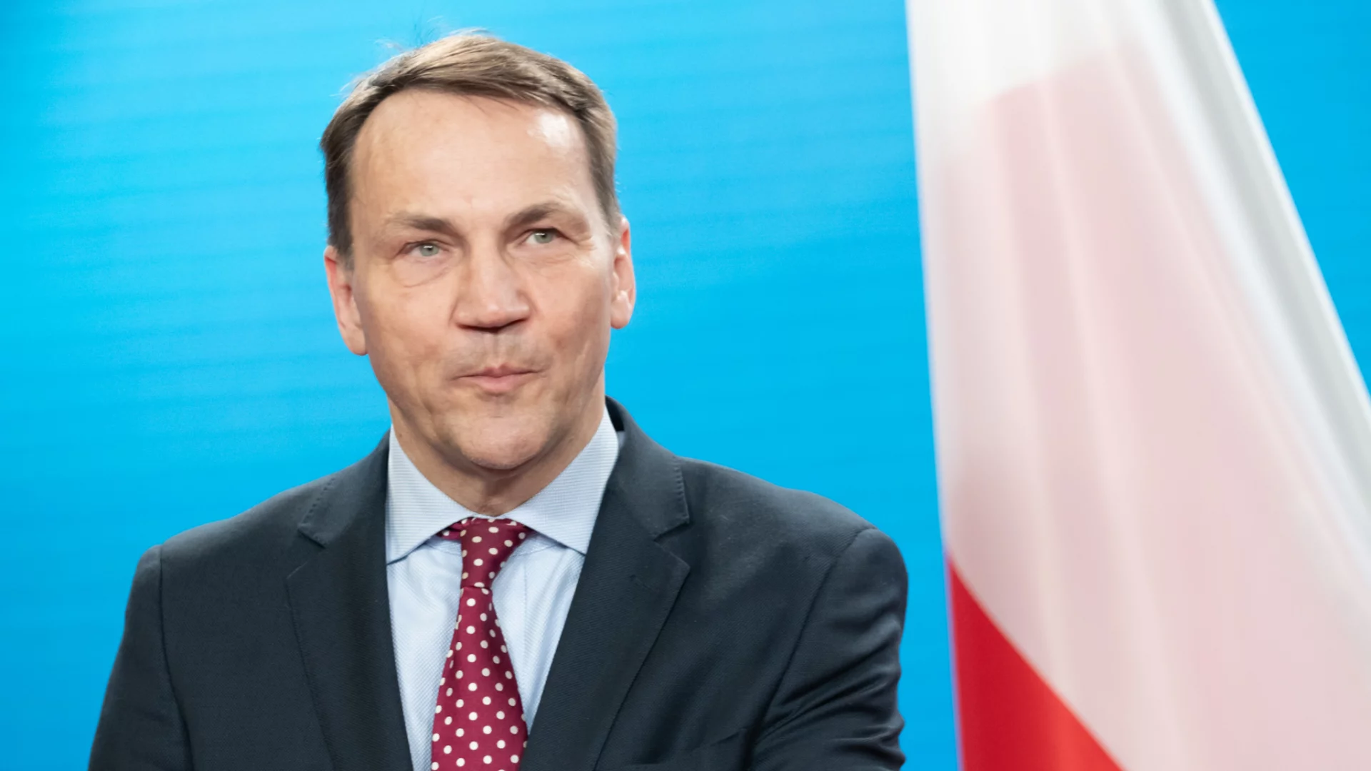 Wytknęli Sikorskiemu gafę z lotniskiem w Jasionce. gwałtownie tłumaczy się z rady dla Nawrockiego