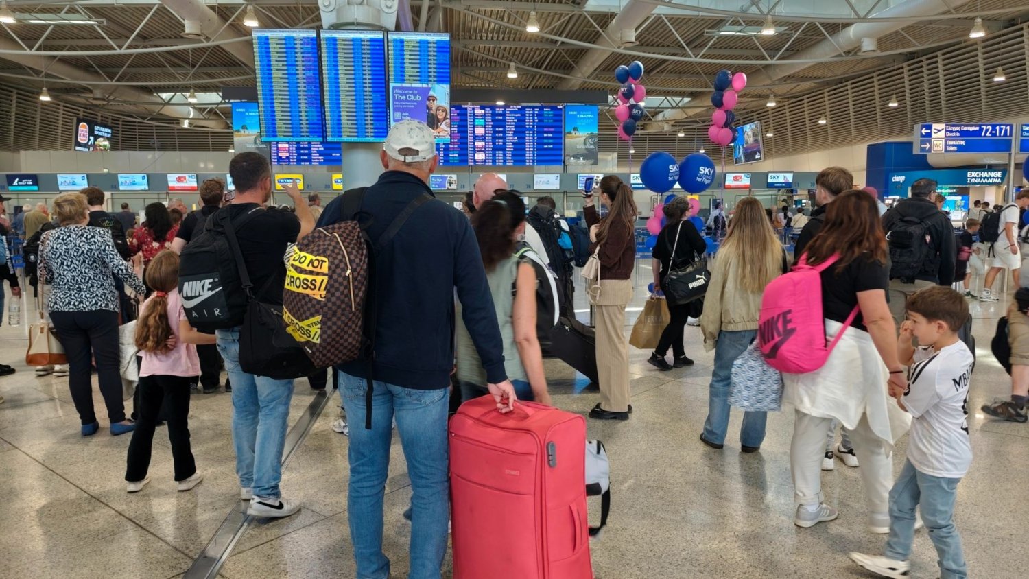 Tysiące lotów na wakacje odwołanych. Polacy mogą stracić połączenia… ale też zyskać