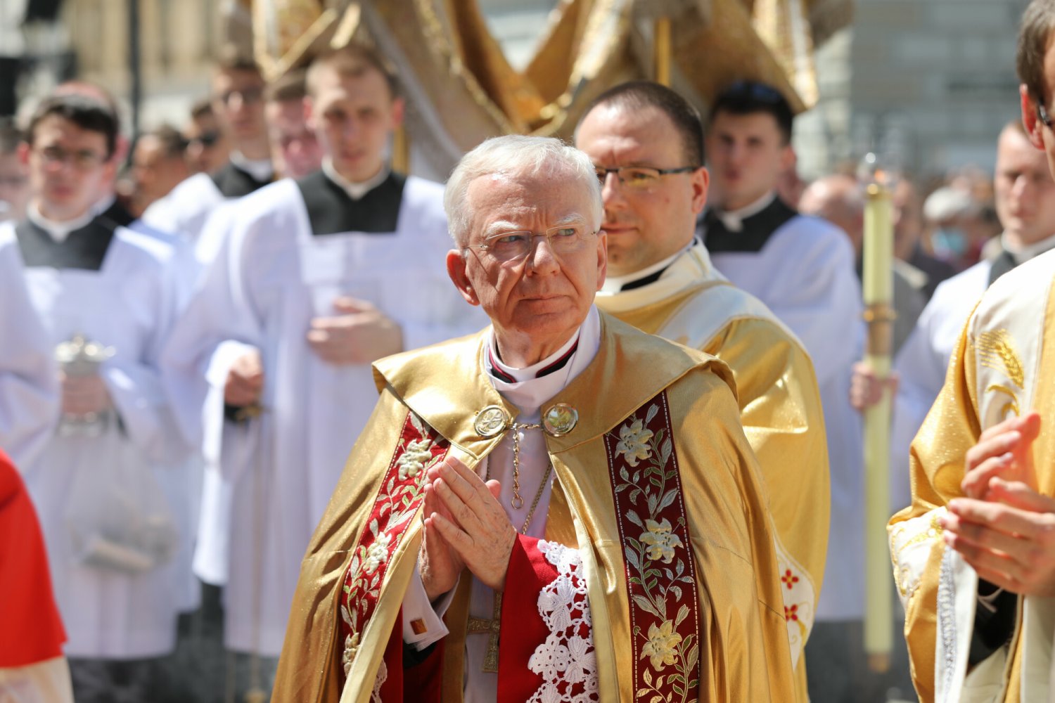 Z przekazanych Watykanowi ustaleń ks. Tadeusza Isakowicza-Zaleskiego wynika, iż abp Marek Jędraszewski miał tuszować sprawę molestowania kleryków przez abp. Juliusza Paetza.