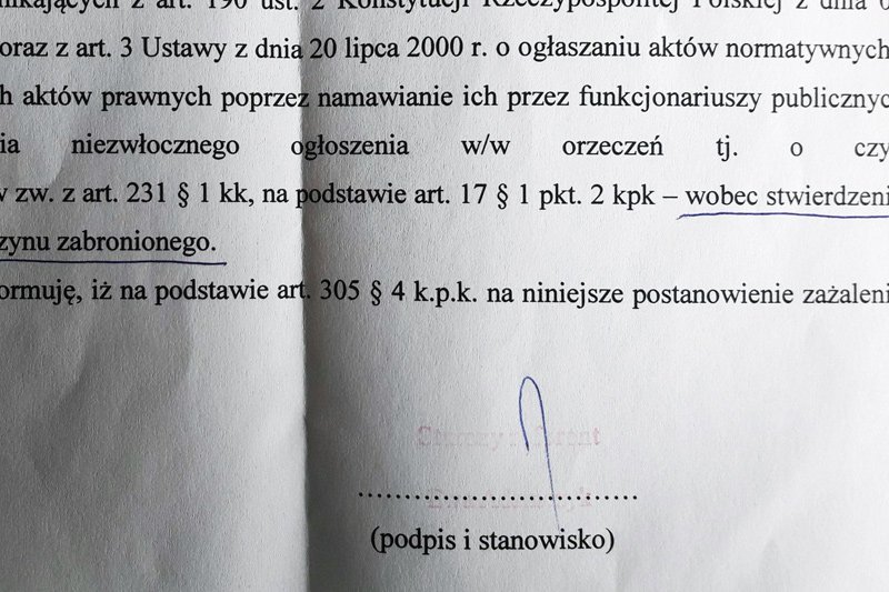 Tak nieczytelną pieczątkę i zaskakująco minimalistyczną parafkę postawiono pod dokumentem o umorzeniu śledztwa ws. zaniechania niezwłocznego ogłoszenia wyroku TK przez rząd.