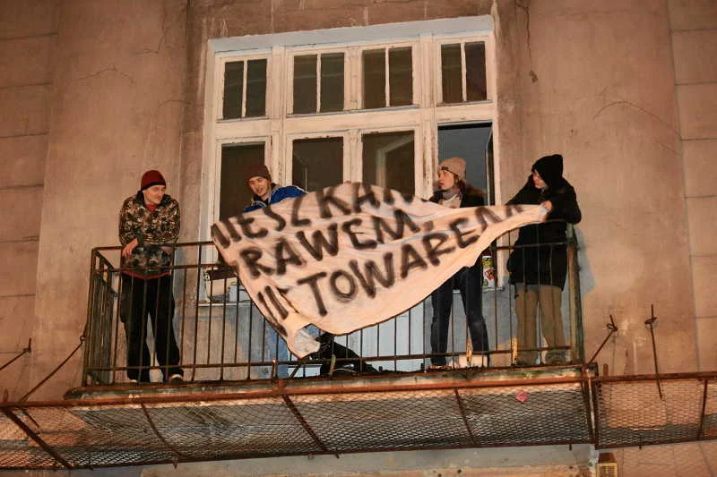 Podczas protestu lokatorów skłotu OdNowa doszło do przepychanek z policją. Demonstrujący zabarykadowali się w kilku pomieszczeniach.