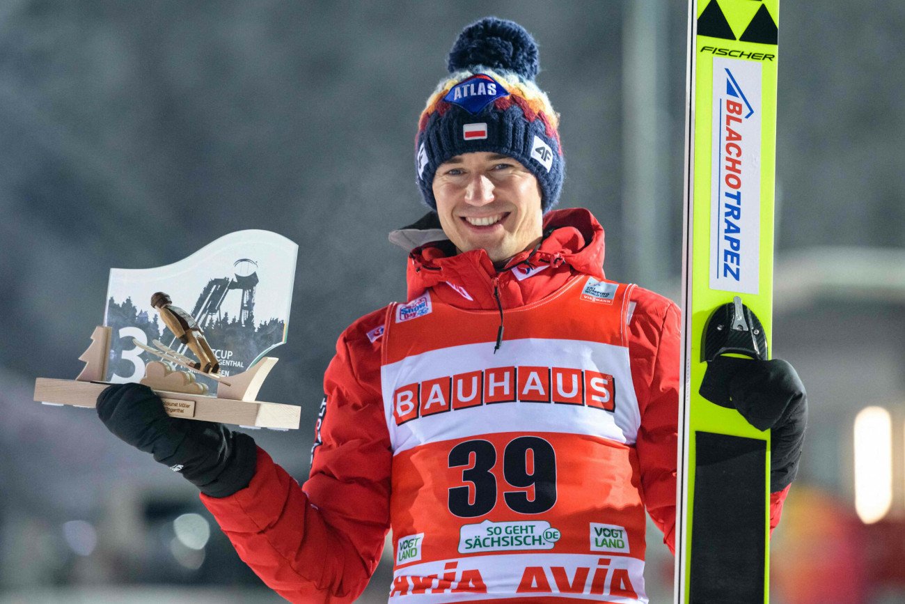 Kamil Stoch zajął w Klingenthal trzecie miejsce. Widać, że forma trzykrotnego mistrza olimpijskiego wraca na dobre tory.