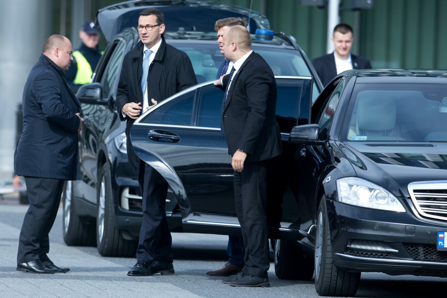 Premier Mateusz Morawiecki wysiadający z limuzyny rządowej.