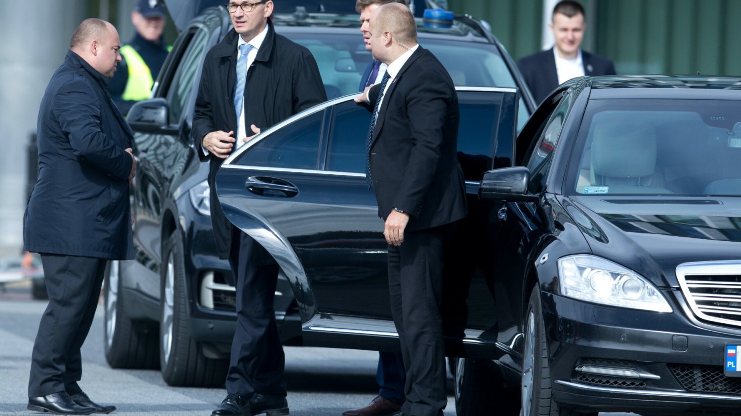Premier Mateusz Morawiecki wysiadający z limuzyny rządowej.