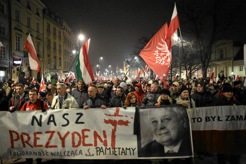 10.04.2013 Warszawa. Marsz Pamięci z Archikatedry św. Jana pod Pałac Prezydencki - w ramach obchodów trzeciej rocznicy katastrofy smoleńskiej.