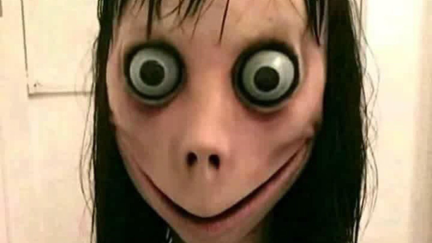 Zdjęcie i numery do przerażającej Momo krążą w internecie.