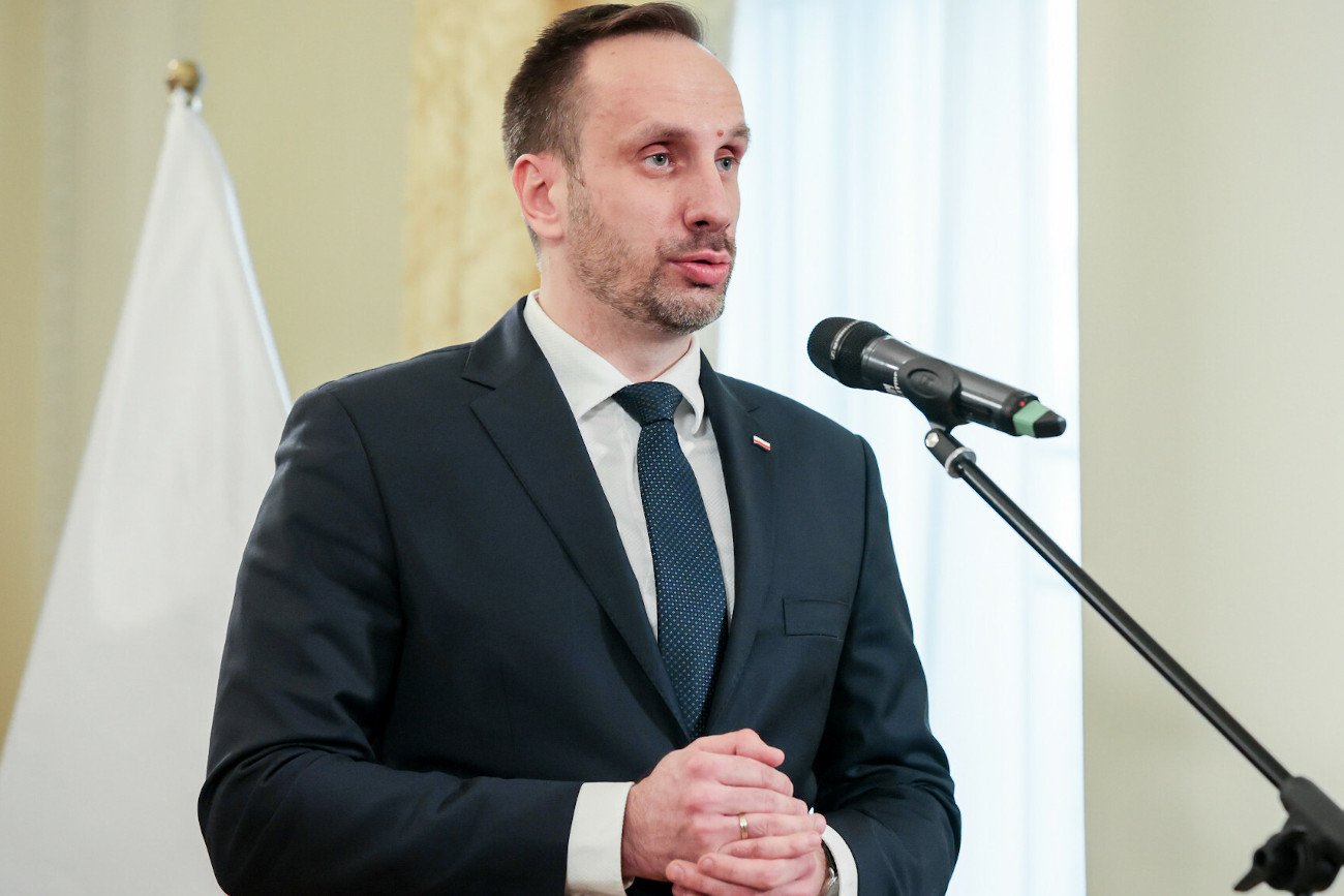 Janusz Kowalski z Solidarnej Polski miał trudności w recytacji hymnu Polski.