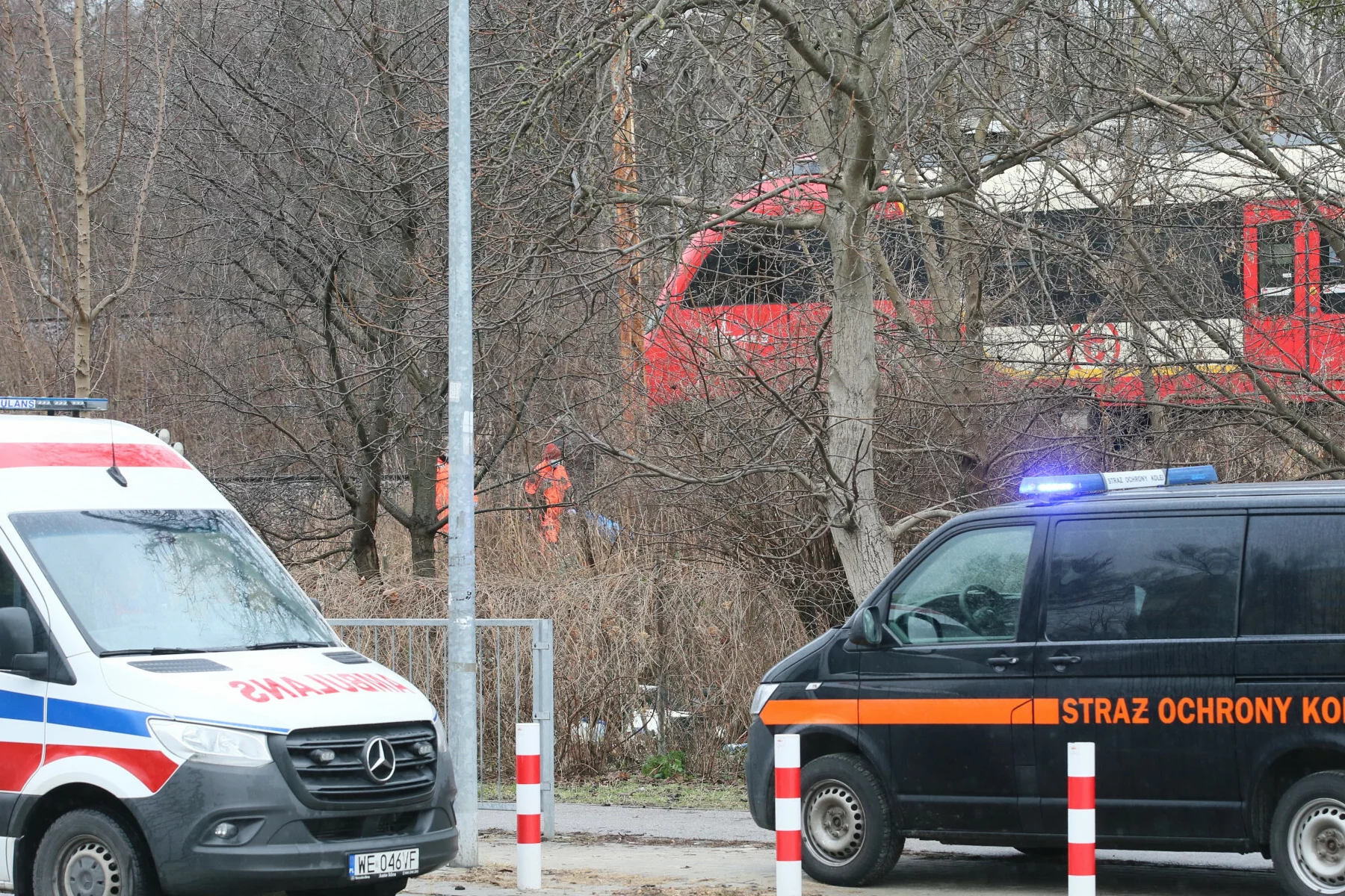 Tragiczny wypadek pod Kutnem. Nie żyje kobieta, a dwójka dzieci jest rannych.