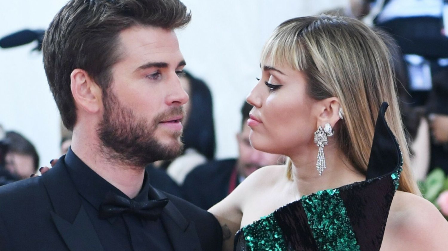 Liam Hemsworth pozywa Miley Cyrus za "Flowers"?