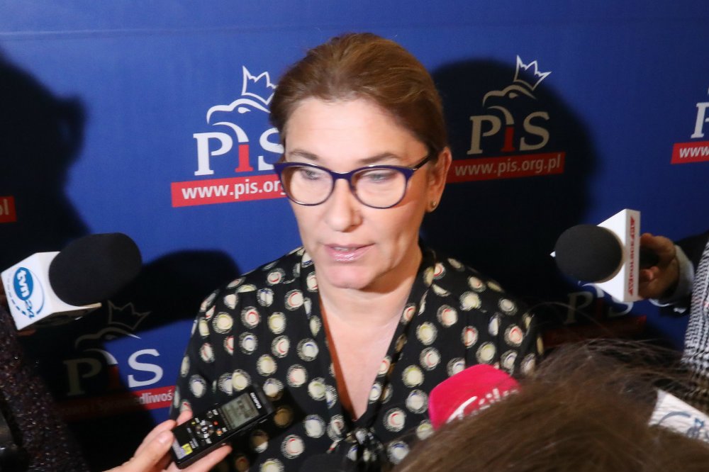 Beata Mazurek zapowiedziała – jeśli nie będzie przeszkód formalno-prawnych – poparcie projektu ustawy autorstwa PO o jawności zarobków w Narodowym Banku Polskim.