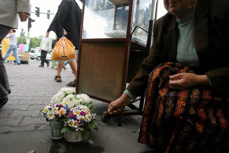 Jeden z wrocławskich radnych chce, żeby nielegalnym handlarzom ulicznym zabierać towar.