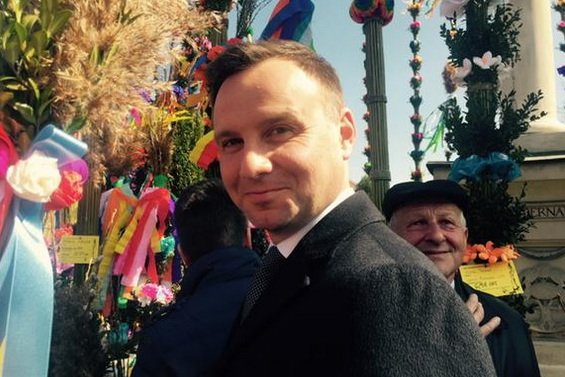 Kandydat PiS na prezydenta Andrzej Duda odwiedził w niedzielę palmową Lipnicę Murowaną, w której co roku odbywa się konkurs na największą palmę.