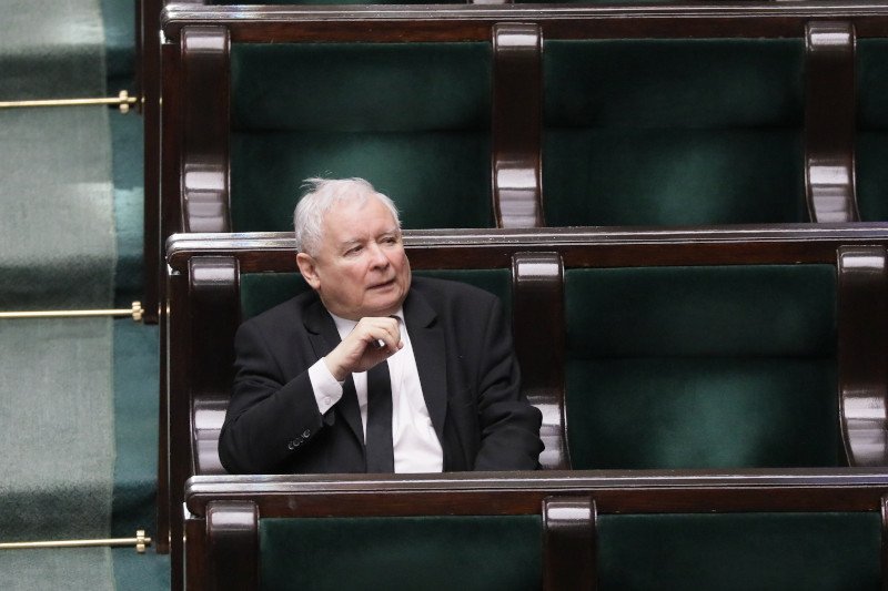 Prezes PiS w Sejmie usłyszał kilka słów o swoich posłach.