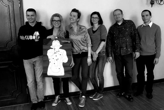 Katarzyna Bonda ze studentami po zakończonych warsztatach pisarskich w trakcie festiwalu Kryminalna Piła