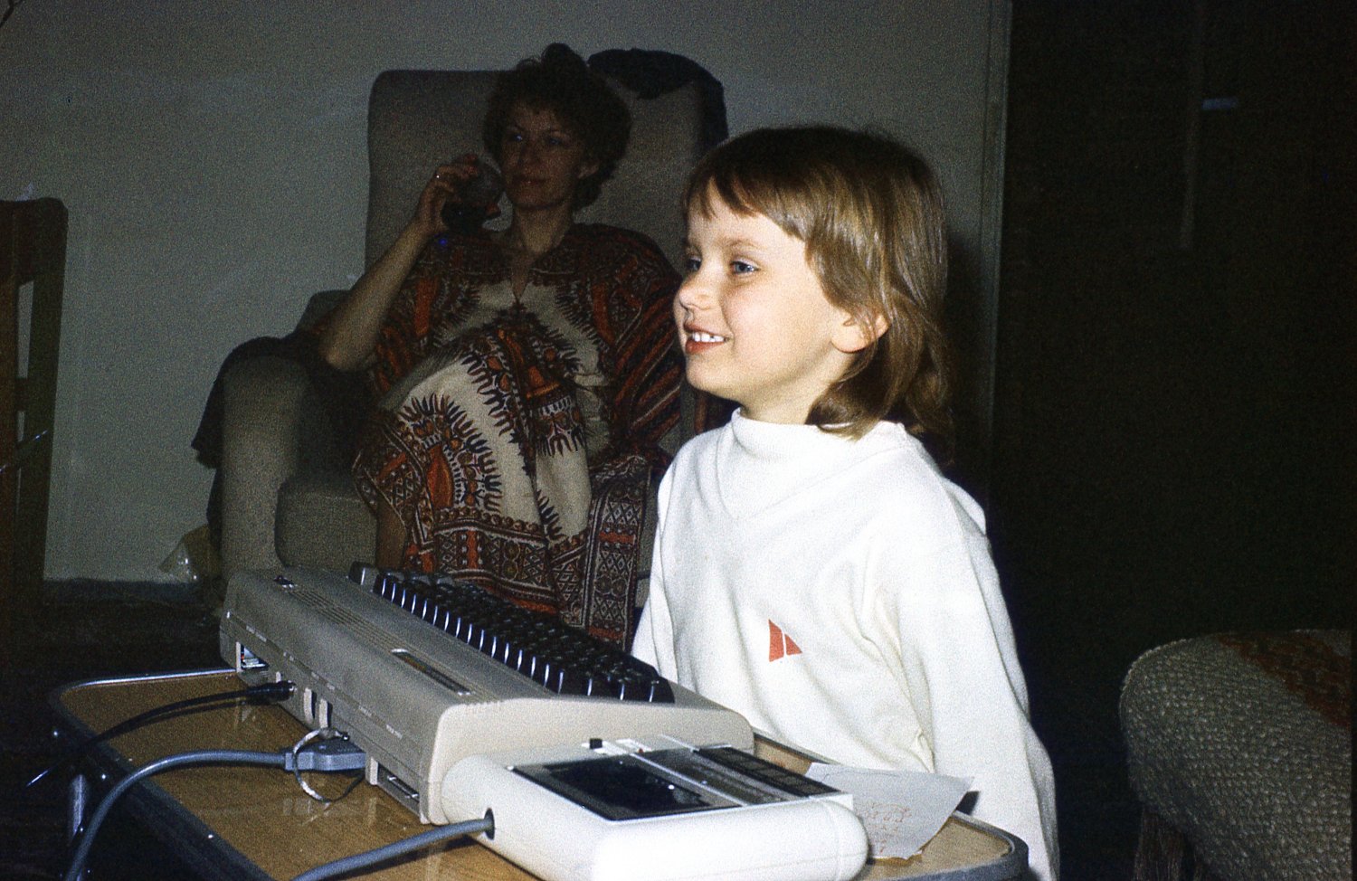 Moja córka przy naszym mikrokomputerze domowym Commodore C64 - zdjęcie z 1985 roku