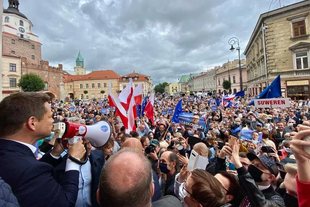Tłumy witały Rafała Trzaskowskiego na pl. Łokietka w Lublinie.