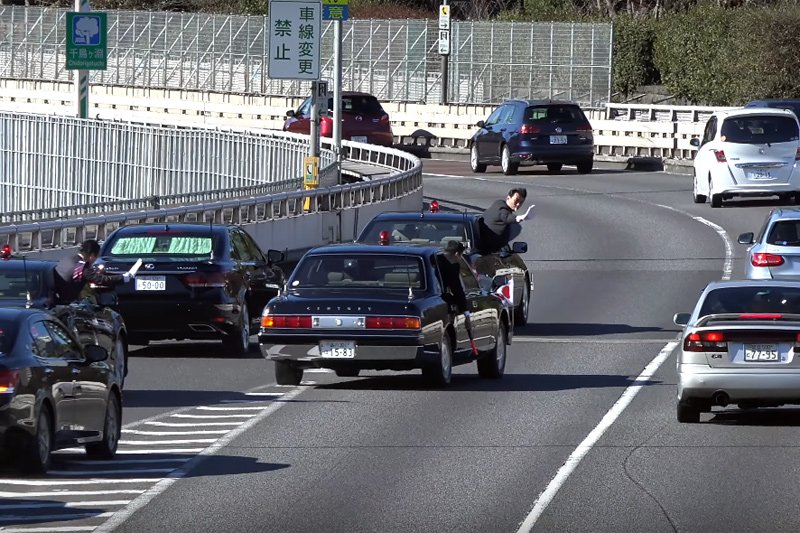 Tak wygląda ochrona japońskich przywódców na drodze. Gdyby taką miała premier Beata Szydło, dziś byłaby cała i zdrowa...