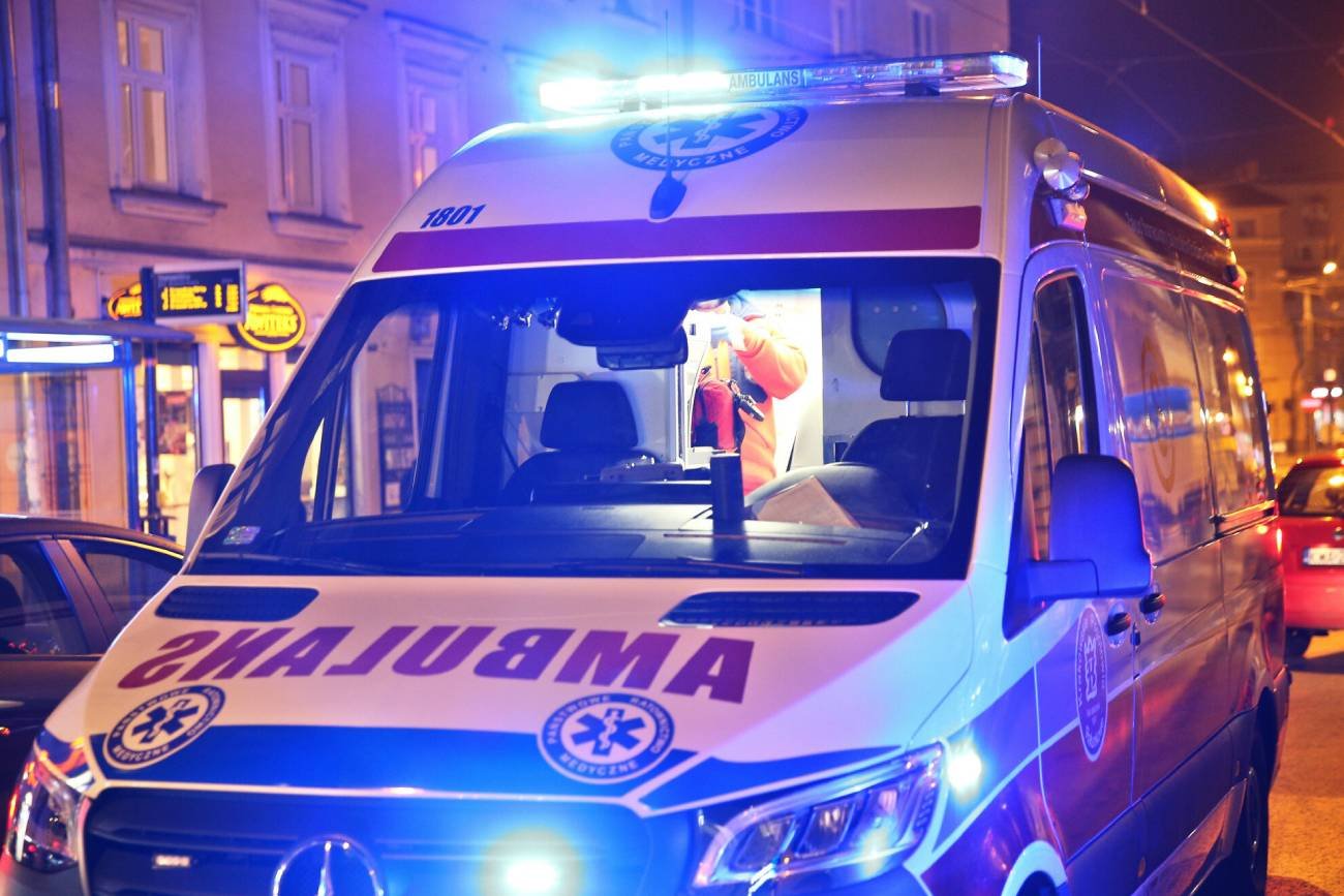 karetka pogotowia na sygnale