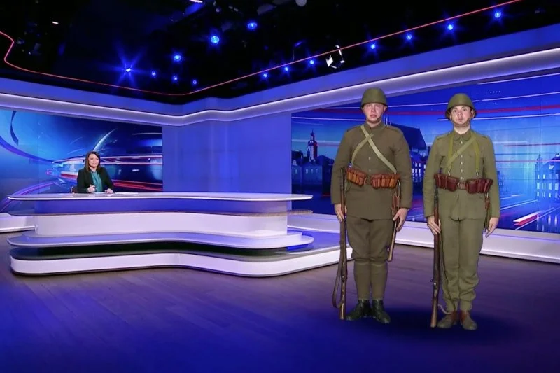 Żołnierze w studiu "Wiadomości" TVP. Wydanie "Wiadomości" TVP z 1 września. Żołnierze i helikopter w studiu.