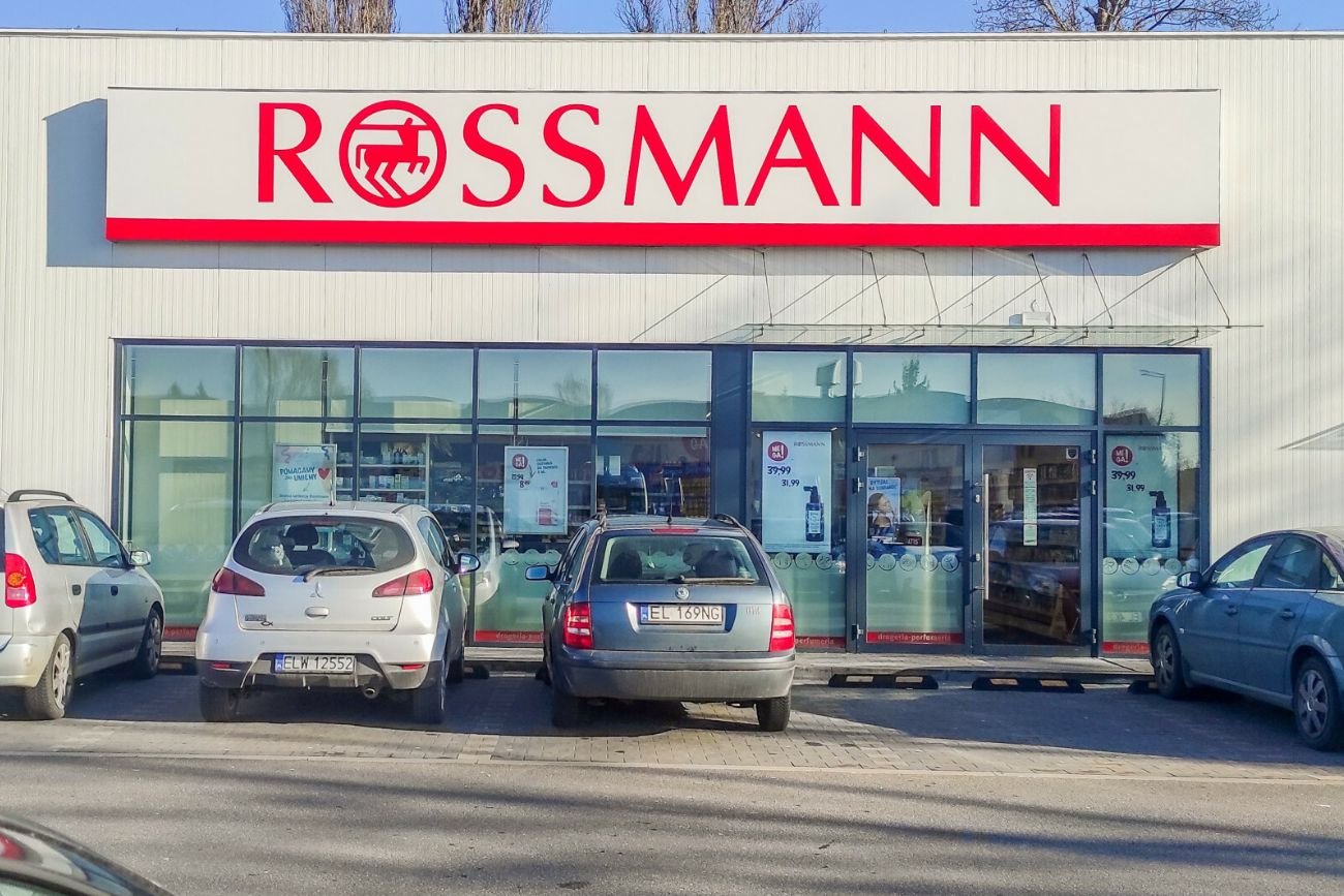 Rossmann z podarunkiem dla klientów. Można otrzymać kupony na zakupy w drogerii. Wyjątkowa okazja w Rossmannie. Do 7 stycznia otrzymasz prezent w aplikacji.