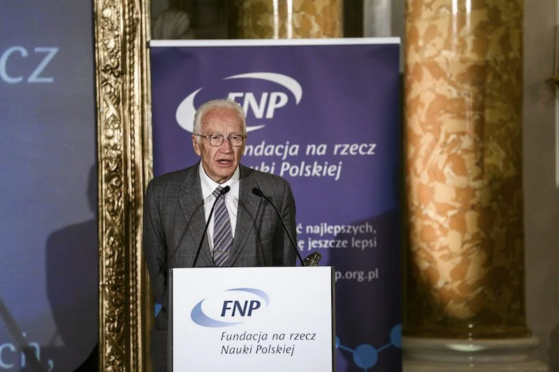 Profesor Iwo Białynicki-Birula podczas gali wręczenia nagród Fundacji na rzecz Nauki Polskiej.