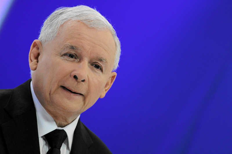 Akrobata Kaczyński. Aby dowieźć sondażową przewagę do wyborów PiS musi kluczyć między licznymi frakcjami na prawicy.