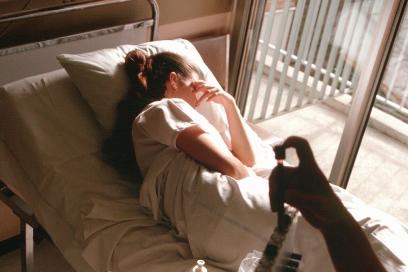 Pomoc po poronieniu w Polsce to fikcja. Roniące kobiety zostawiane są same sobie, a pomoc psychologiczna udzielana im jest praktycznie tylko prywatnie