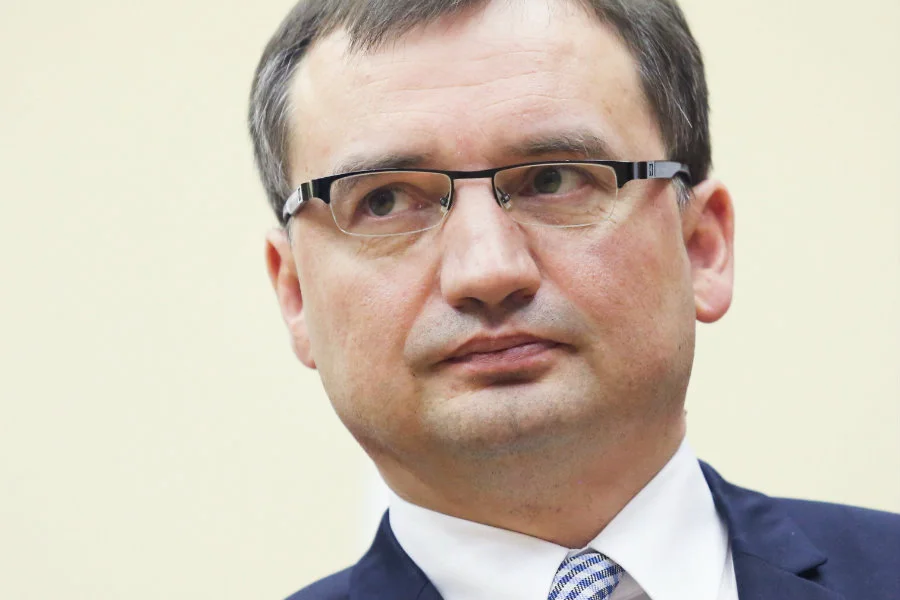 Zbigniew Ziobro radykalnie zmienił front w polityce wobec Mateusza Morawieckiego, czytamy na stronie "Newsweeka".